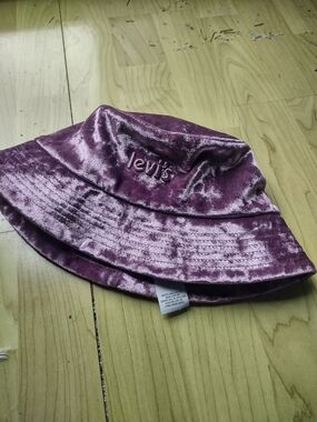 Levi's Velvet Bucket Hat in Purple